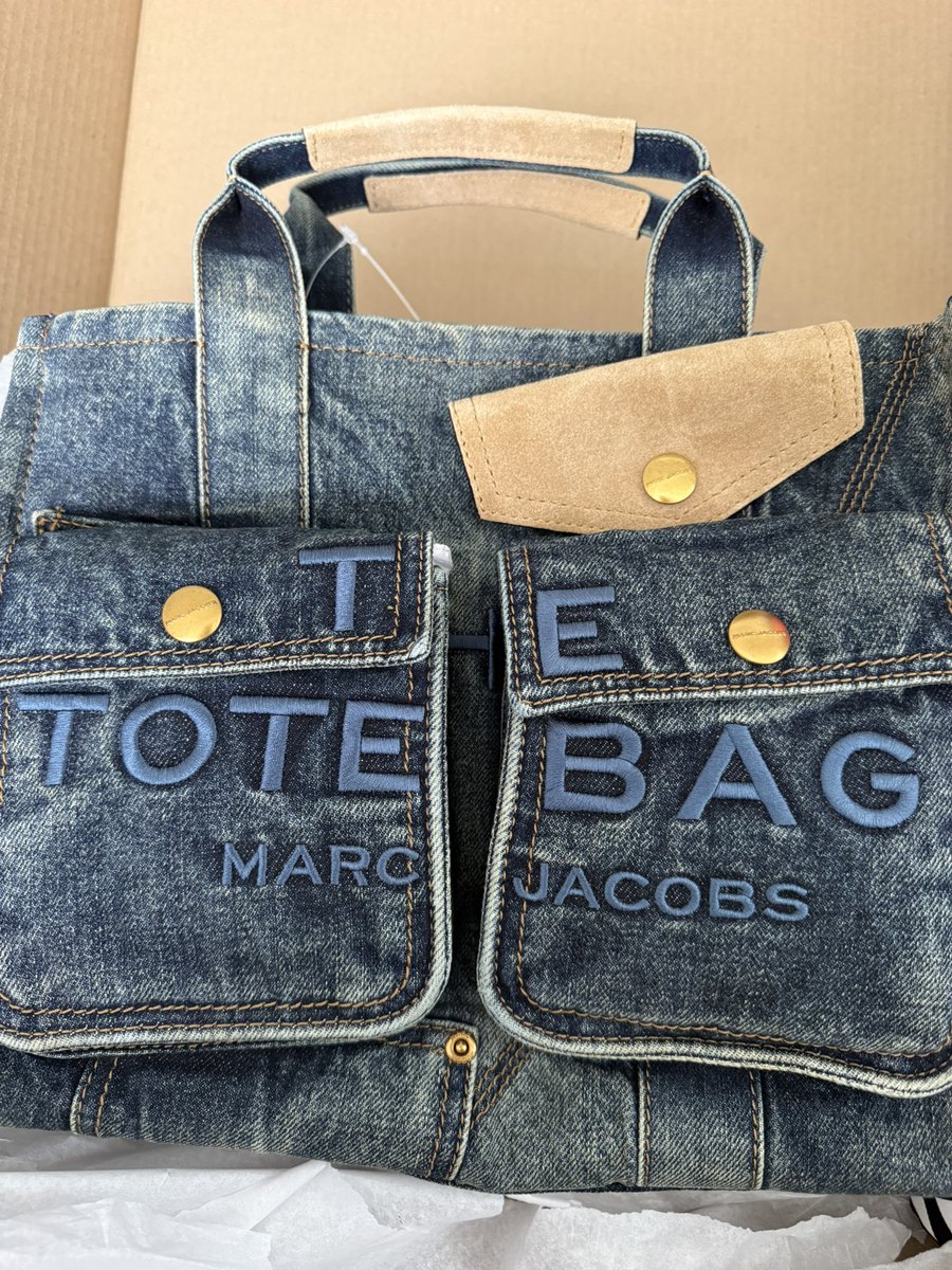 CandaceHavens's tweet image. More gifts. I love that everything I need, including a book, fits.  And it has a crossbody strap to keep it comfortable.  Im a big fan of denim bags. They last forever  @marcjacobs  #bags #purses #mysteryauthor #love