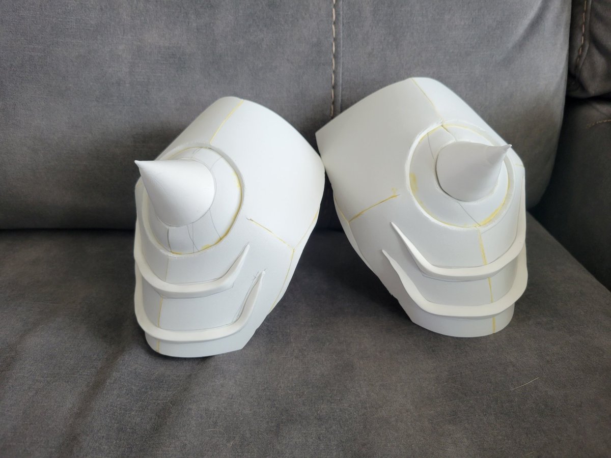 kat_the_hylian's tweet photo. Shoulders finished! I think my caco pillow approves lol
I've also been getting the right accessories for this cosplay, such as the teeth. I'm only able to wear the top row bc sadly I have an underbite so it'll be hard to wear the bottom row 🙄
Chest piece is next!
#doomcosplay https://t.co/8nnfLNNKPr