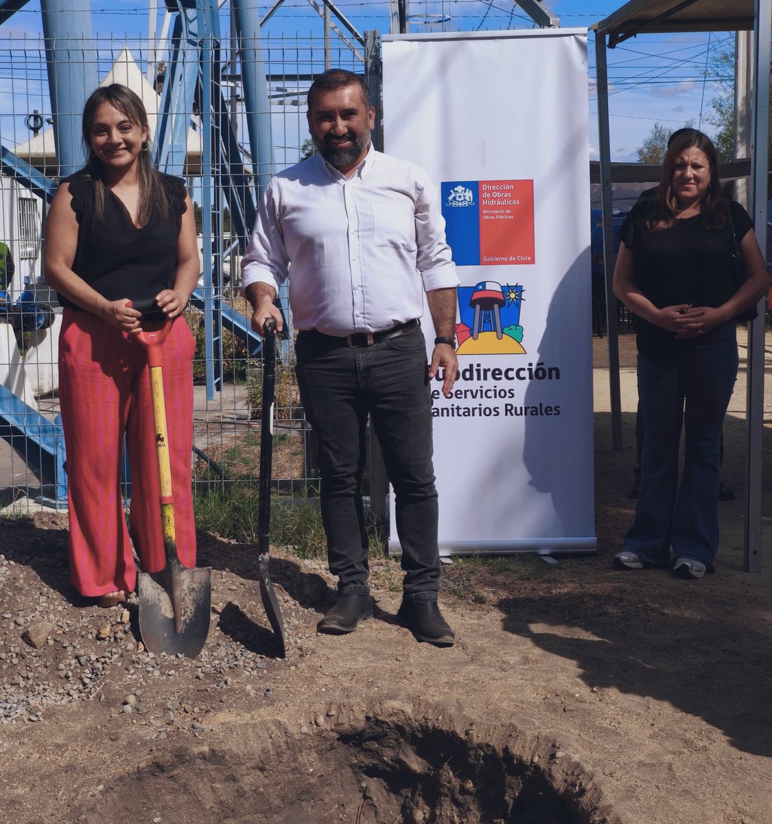 MOPBiobio's tweet photo. Día histórico para Laja! 🏗️💧 
Hoy instalamos la primera piedra del proyecto de ampliación del SSR Las Playas. 
✅ Un paso decisivo para que más familias de los sectores rurales de la comuna cumplan el sueño de acceder a agua potable de calidad. 
¡Seguimos avanzando con dignidad! https://t.co/o1021xN9uv