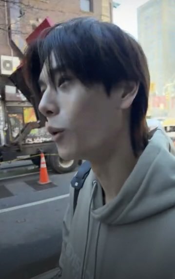 Day 3 : เมะเริ่มใช้ชีวิตตอนตี 5 ครึ่ง (16:30 TH) บอกไปวิ่งกับน้อง ๆ มา ส่วนเคะบอกจริง ๆ ก็ตื่นตี 5 ครึ่ง แต่ว่านอนต่อเพราะไม่รู้จะทำอะไร เอางี้นะ ทำไมตื่นเวลาเดียวกัน ถ้าไม่ได้นอนห้องเดียวกัน พี่ว่าบังเอิญไป มันคงเป็นฟีลเมะหยิบจับอะไรเสียงก๊อกแก๊ก ๆ ทำให้เคะตื่นหรือเปล่า (แอบคิด)