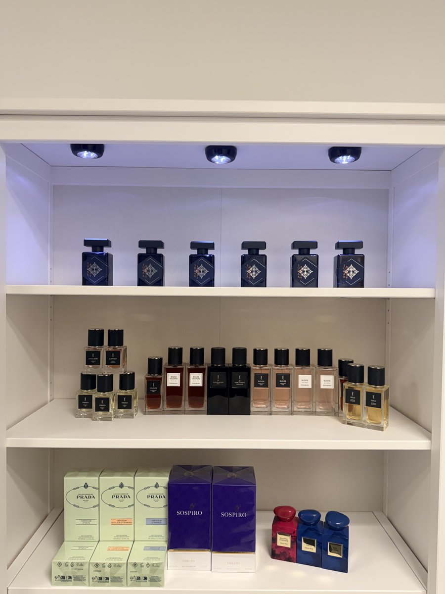 Petite vue sur l’arrivage du soir.

• Les Infusions de Prada  
• YSL Le Vestiaire des Parfums  
• Armani Privé  
• Sospiro  

Et même une référence d’Initio qui n’est pas encore sortie officiellement.

Entre pièces bien connues et quelques flacons plus difficiles à croiser,