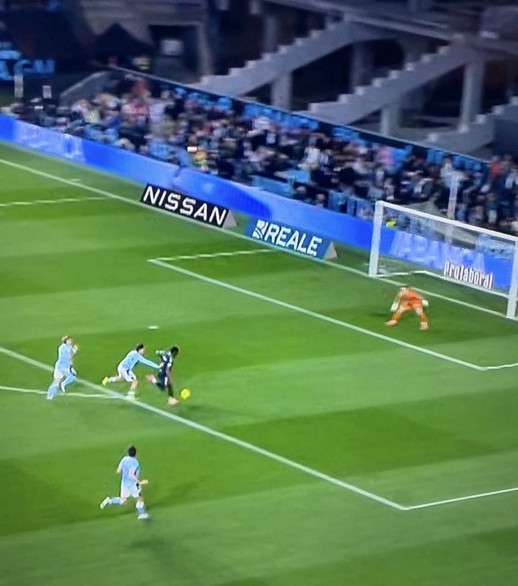 ChampionsRM16's tweet photo. El tiro al palo de Vinicius contra el Celta es EL PRIMER TIRO AL PALO DE TODA LA LIGA QUE NO ES REPETIDO POR LA REALIZACIÓN TELEVISIVA DEL PARTIDO. 
Qué raro ¿no? ¿Ni una sola repetición de un lance que casi es gol? Un TIRO AL PALO. ¿Y no emiten ninguna repetición https://t.co/kkV2Uf3wez