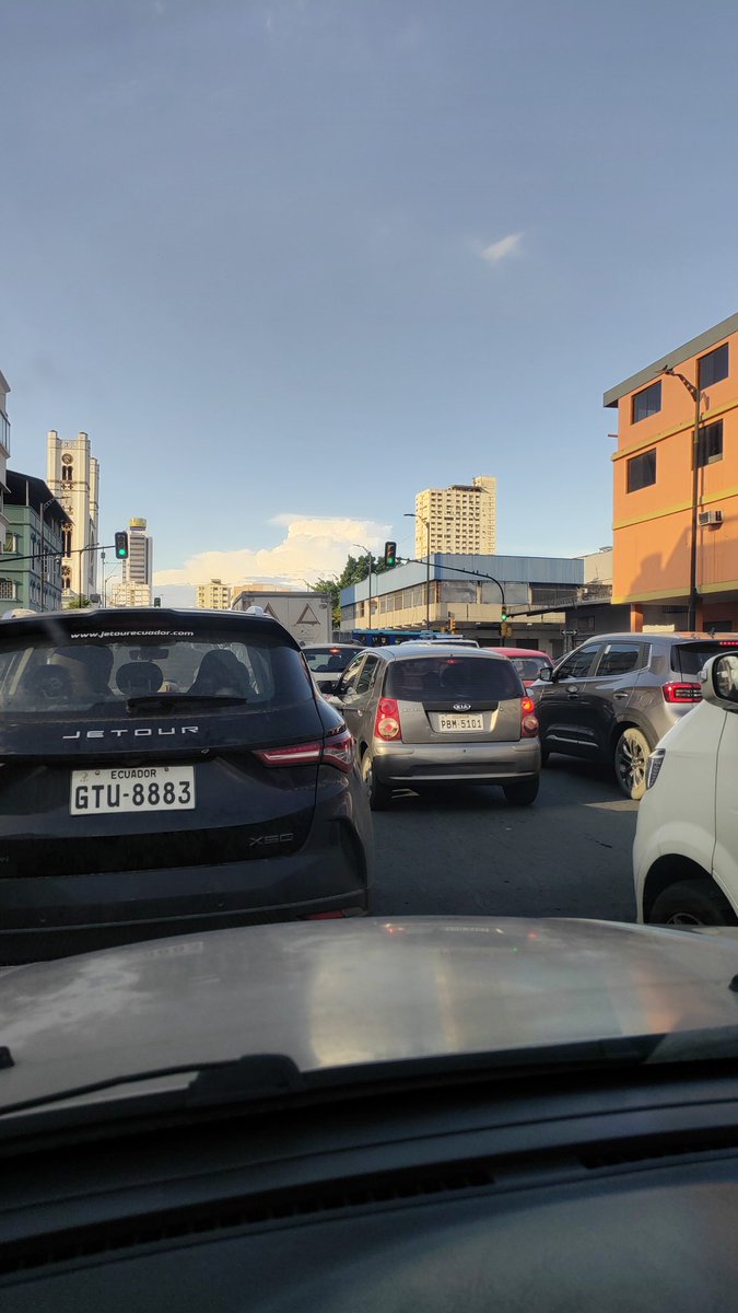 #Guayaquil
Por favor, que alguien la avise a la ATM-G  que el tránsito en la avenida Quito, desde las 16h30, es un verdadero INFIERNO y los ciudadanos-conductores, tienen que pasar cerca de 2 horas, tratando de llegar a sus destinos después de sus jornadas laborales.
Gracias.
