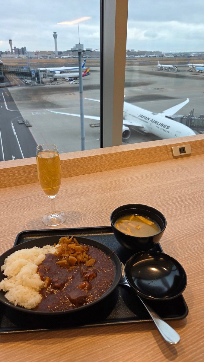 yaruko8's tweet photo. 今日も今日とて過酷な出張
最近月1で行ってるわ

今回は14時間飲み放題 https://t.co/lSs0cwrGdv