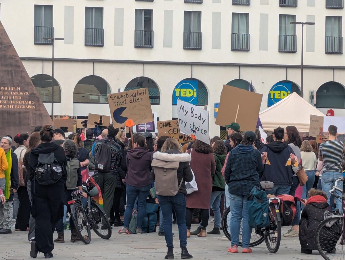 Starke Worte von Nadine Maigré am 9.3. auf der Demo für Frauenrechte in Karlsruhe:
Mehr Frauen in Entscheidungspositionen – und endlich die gleiche (oder höhere) Wertschätzung für Carearbeit.

Danke für diesen wichtigen Impuls! ✊💜

#gesamtelternbeirat #karlsruhe #schule