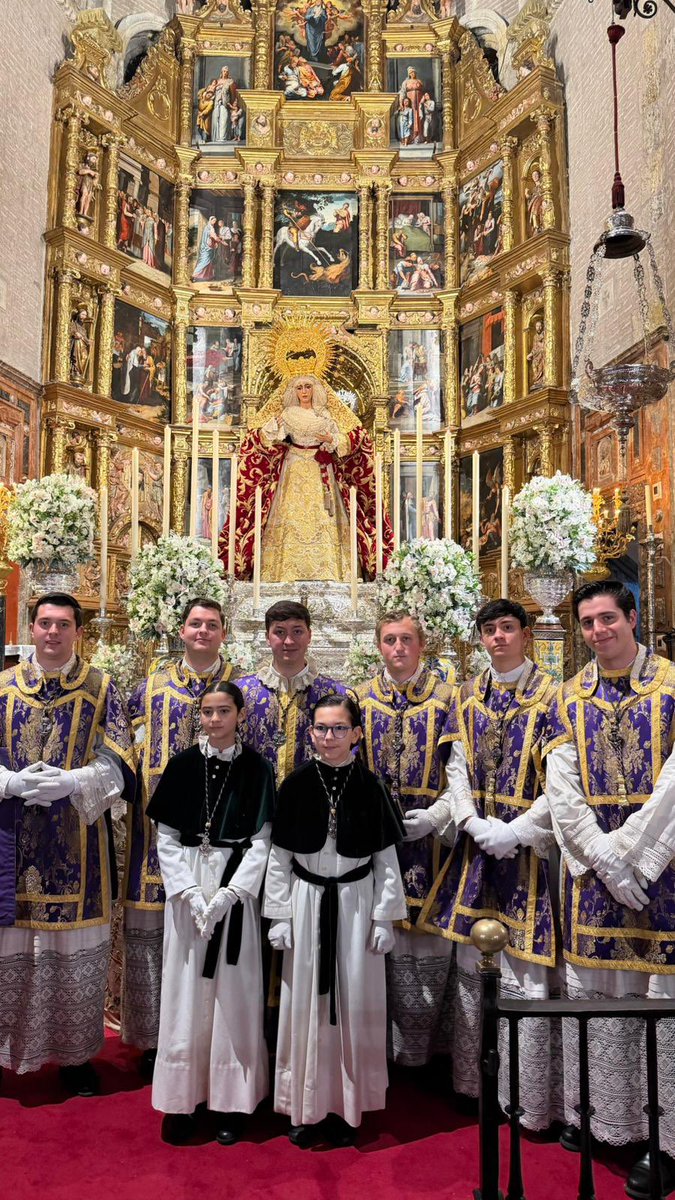 Acólitos de la <a href="/EspDeTriana/">Esperanza de Triana</a> en el 2º día de septenario en honor a Nuestra Señora de la Esperanza.