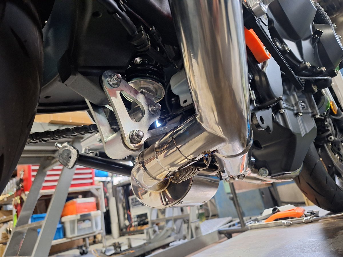 毎度です。

今朝のCB1000Fです。

大阪モーターサイクルショーまであと少し。

とりあえず展示用マフラーは出来ました。

本日もよろしくお願いいたします。