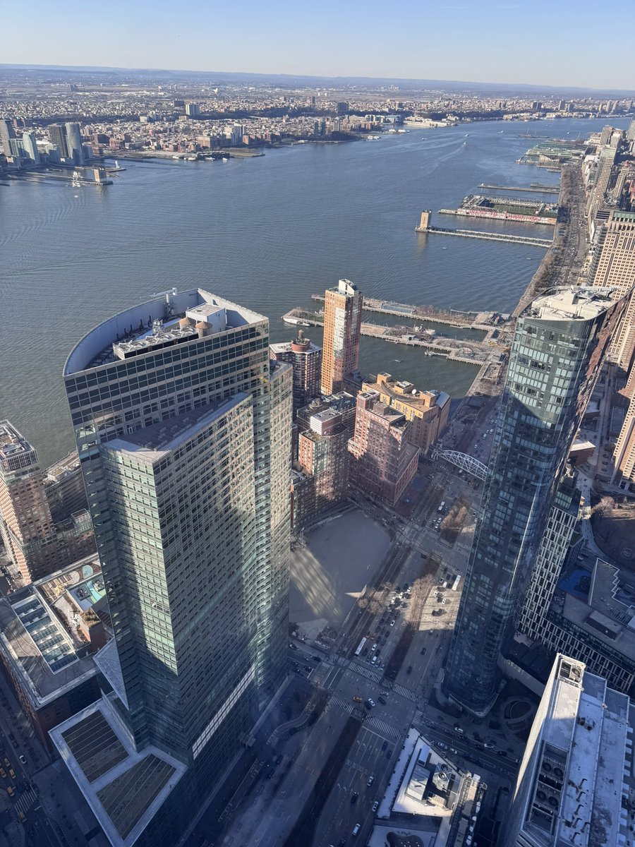 TSong160's tweet photo. Everyone is outside and that’s not even an exaggeration https://t.co/ABWSXIvecI