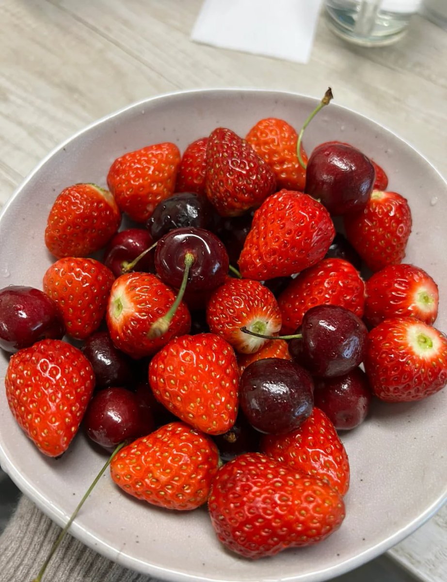 Berrylicious lunch🍓 A bowl full of sweetness to fuel my day  😋❤️