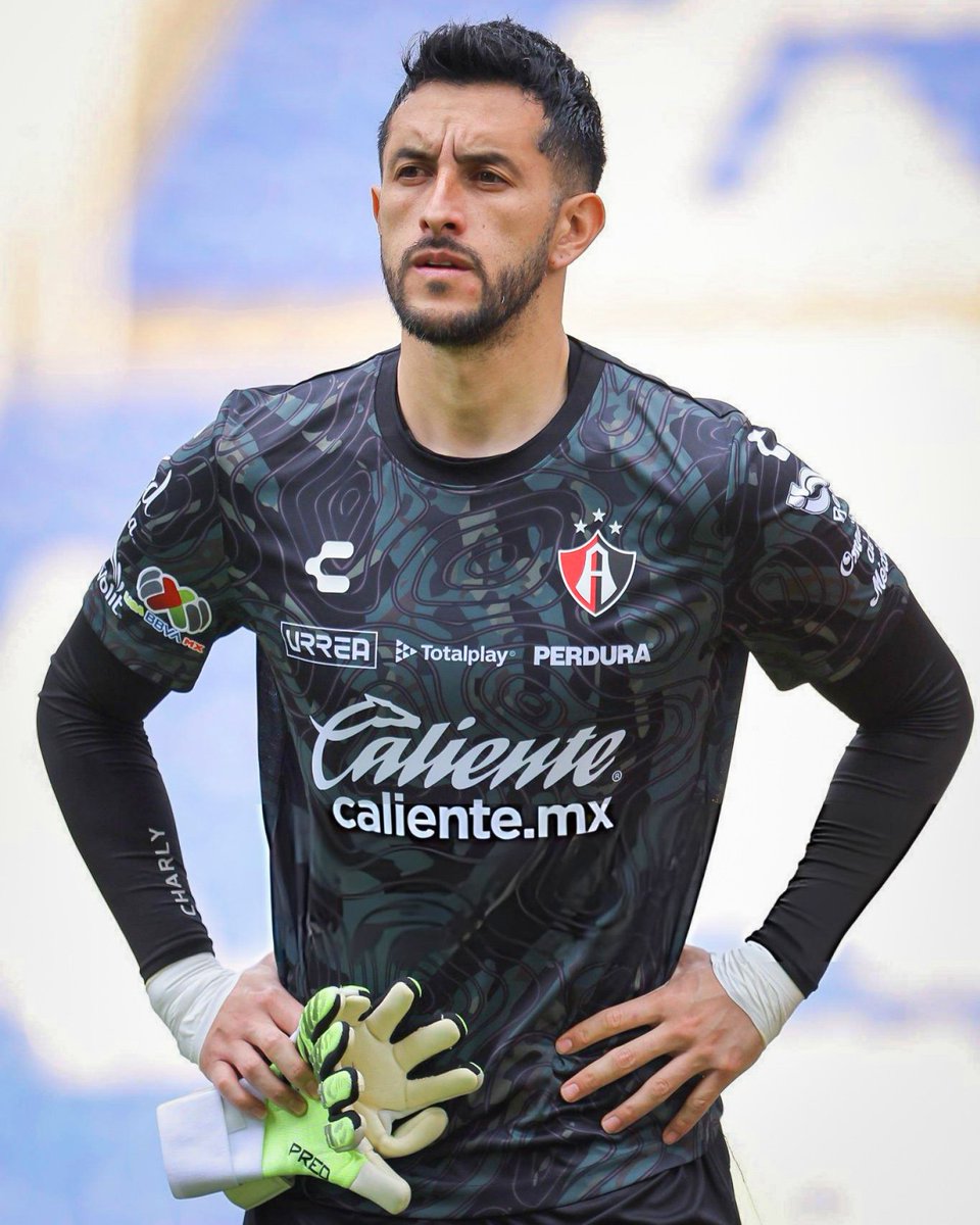 El mejor futbolista que he visto en Atlas.
El de los 246 partidos oficiales como rojinegro.
El de los 73 arcos en cero como guardián de la Academia.
El de los 17 penales atajados en tiempo regular con la Furia.

Hoy cumple años el ídolo que nos cumplió un sueño aquél 12 de