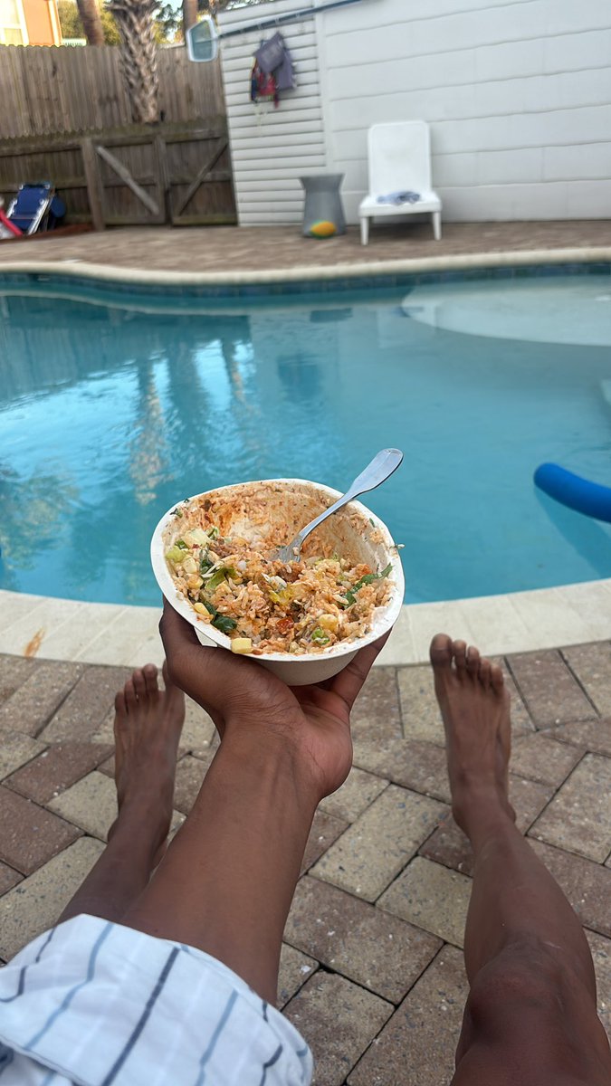 netanyahumajor's tweet photo. What the maxwell kownville ahh #chipotlebythepool #myfriendlookinfordayams https://t.co/TpQQrzZ8qK