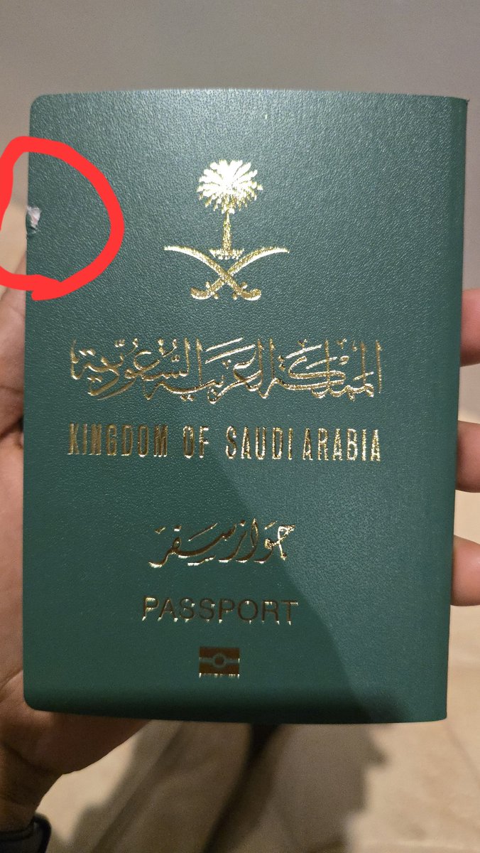 vaseem_SA's tweet photo. @CareAljawazat 
استلمت الجواز الجديد من سبل
وتفاجأت ان فيه قطع بسيط
هل هذا يؤثر علي في السفر؟
وما الإجراء المتبع؟ هذه صورة من الجواز https://t.co/XQDKjFgMQE