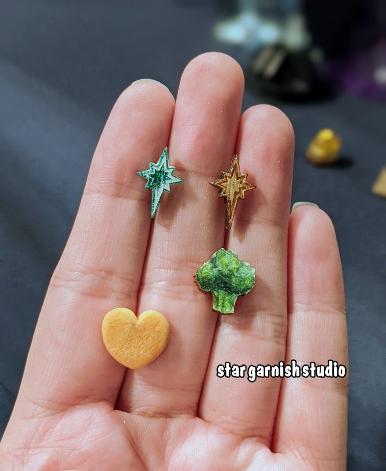 KiRAWRart's tweet photo. Here's a closer look at the tiiiiniest 🤏 pins from @StarGarnish and @SunnySponder, plus my final badge ribbon train!

#ECCC26 #ECCC #pincollector https://t.co/rX30SnXHvK
