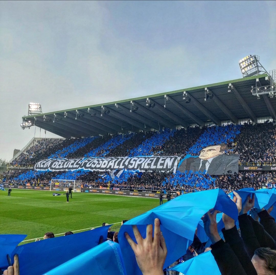 dekleine1891's tweet photo. #Tifo #TifoTime #ClubBrugge #KeinGeloelFußballSpielen #ErnstHappel 💙🖤💪🏼
@BrugesLoyals @ClubBrugge https://t.co/UMQxYS9BSg