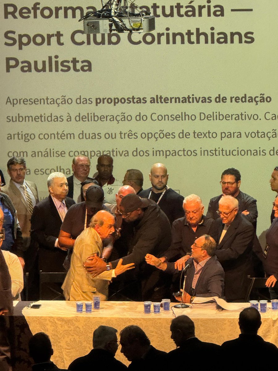 vaipracasa's tweet photo. Após confusão generalizada no plenário, a reunião foi suspensa e a proposta de reforma estatutária do Corinthians seguirá diretamente para a Assembleia Geral, possibilidade prevista no estatuto. Segundo Tuma, a medida foi adotada porque o Conselho Deliberativo não quis realizar a votação. O tumulto começou após o presidente Osmar Stabile fazer acusações contra o presidente do Conselho Deliberativo. 🔥

📸 @_Vigliotti1 / @centraldotimao