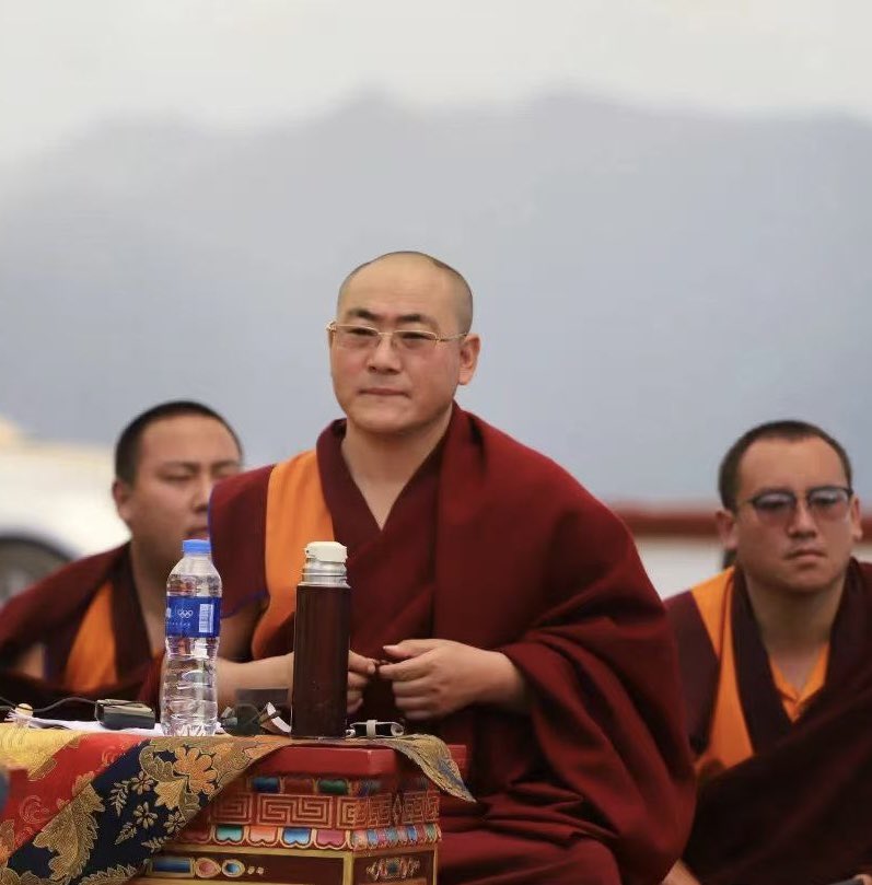 ཁ་གསལ་གོ་བདེ་གཏིང་ཟབ་སྒོའི། །
གཞུང་བརྒྱ་འཆད་ལ་མཁས་པ་སྟེ། །
མཁས་བརྒྱའི་ནང་གི་ཡང་རྩེ་རུ། །
མུ་ར་ཀུན་བཟང་ཞེས་སུ་གྲགས། །