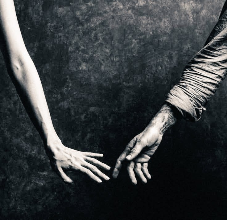 "Haría cualquier cosa por ti,    
         incluso dejarte libre, 
               si eso es lo que quieres".

                    ~Mario Benedetti.