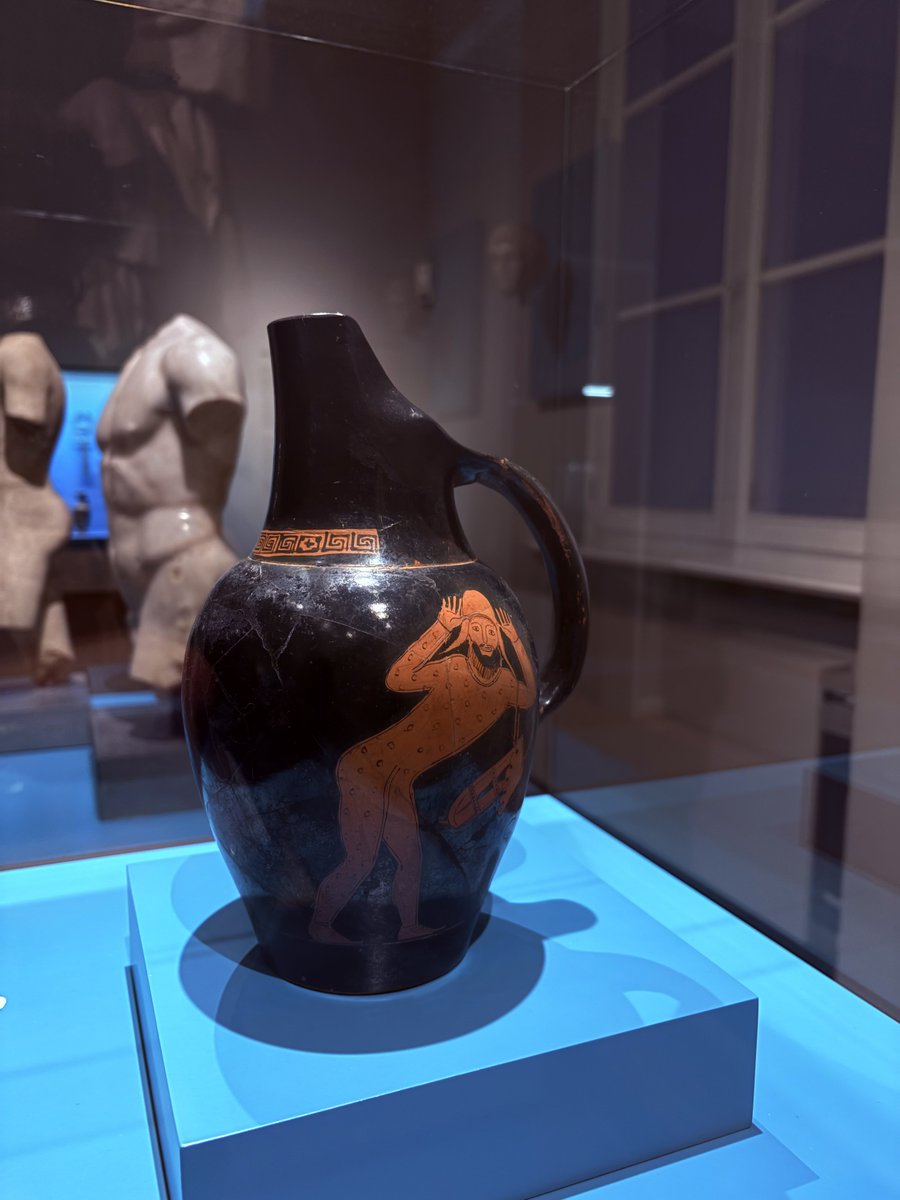 PanosAndr94's tweet photo. It’s always interesting to find lesser-known artifacts next to well-known ones taking your breath away. At the Museum für Kunst und Gewerbe in Hamburg, just a few meters away from Eurymedon’s Vase, there is this statuette lekythos from the 4th century BCE, found near Methana. https://t.co/J46llRlXZk