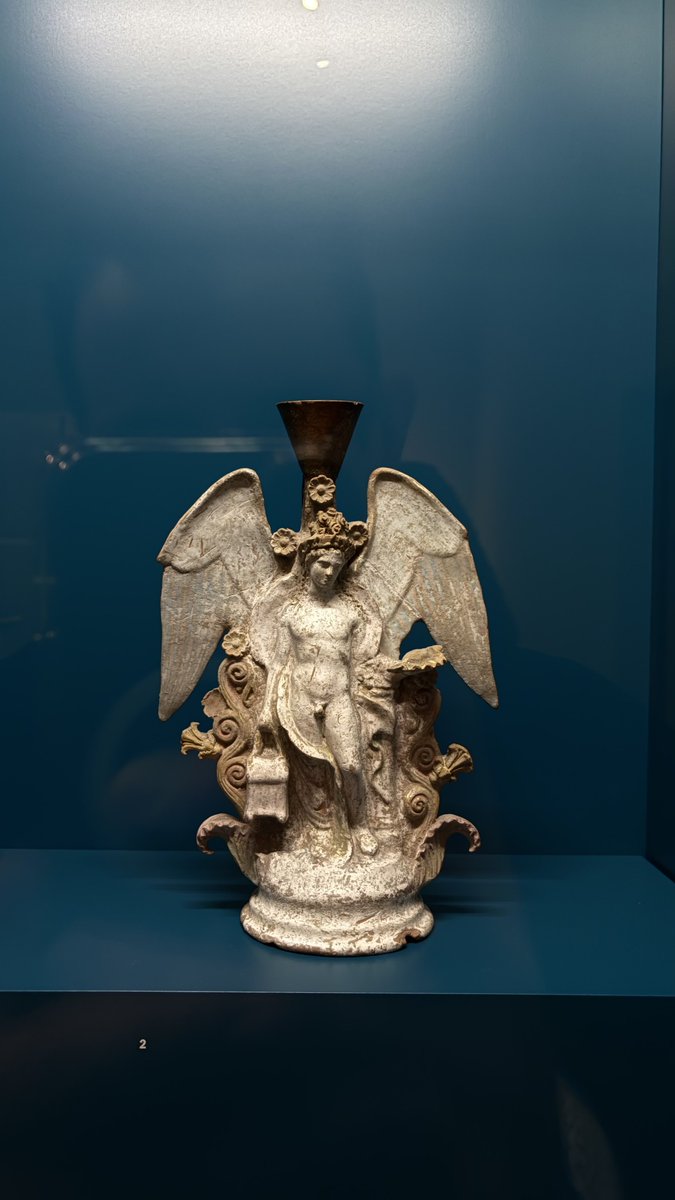 PanosAndr94's tweet photo. It’s always interesting to find lesser-known artifacts next to well-known ones taking your breath away. At the Museum für Kunst und Gewerbe in Hamburg, just a few meters away from Eurymedon’s Vase, there is this statuette lekythos from the 4th century BCE, found near Methana. https://t.co/J46llRlXZk
