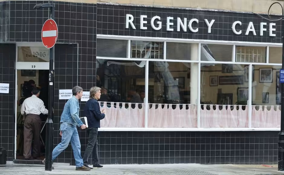 norinatu's tweet photo. ポール・マッカートニー、ロンドンのウェストミンスターにある「Regency Cafe」に現る!
#PaulMcCartney #RegencyCafe #London #Westminster #Cafe
ロンドンに行かれる方、もしかして…ポールに会えるかも!
でも…どちらのポールか?分かりませんが…(笑)
https://t.co/EvkKBSiU5b https://t.co/7W8alVUmFA