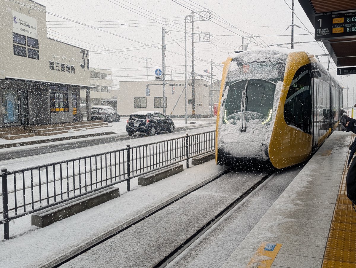 211Zakeru's tweet photo. この雪の中普通に定時運行で来ちゃったよ……
スゴすぎるだろ宇都宮LRT https://t.co/Em2KmeWhwn