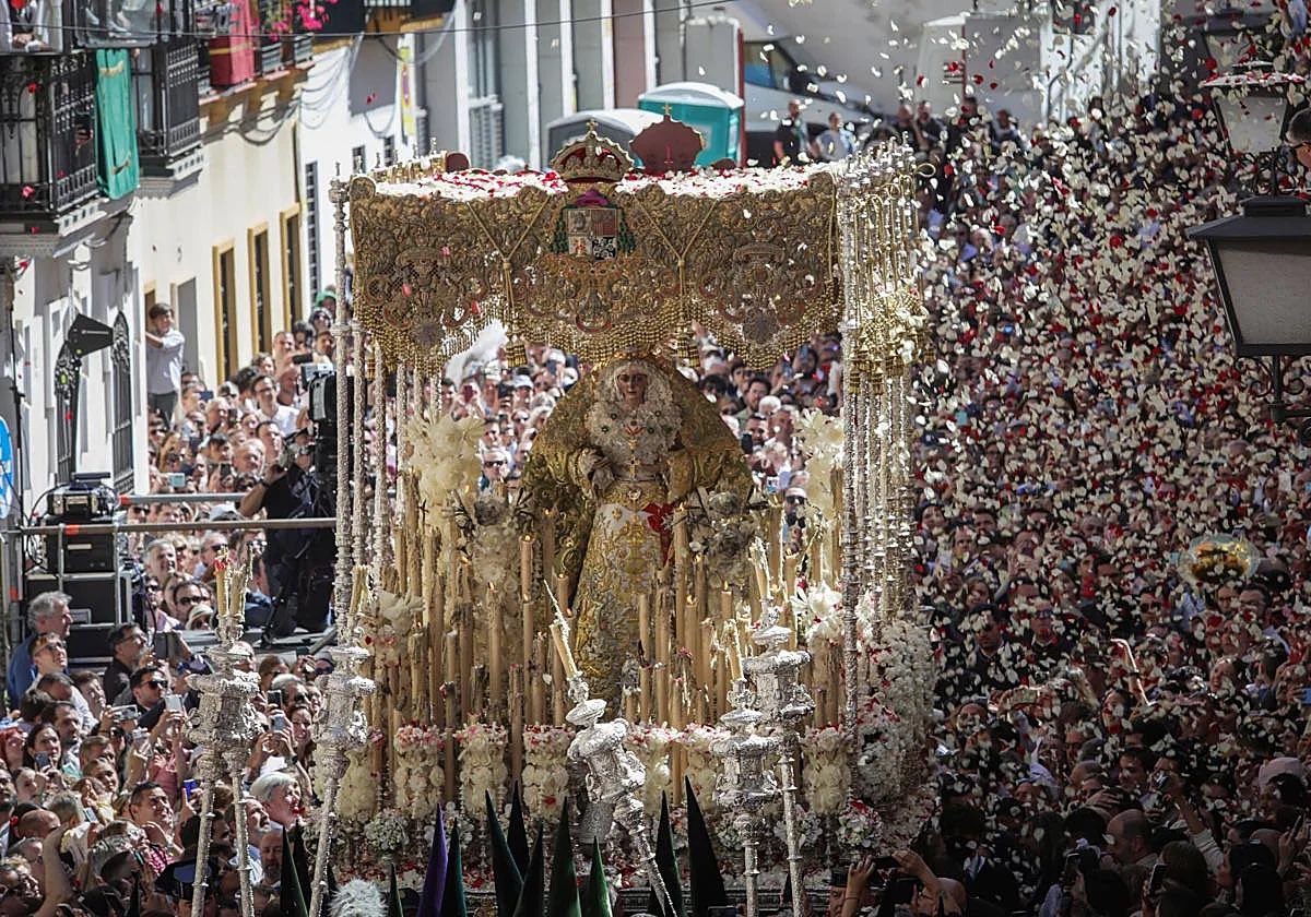 No somos Escocia ni un condado estadounidense. 

Somos luz, somos arte, somos tradición y somos fe en la calle. 

Esto es España en semana santa y el que no quiera los vuelos a Londres salen baratos en esas fechas.
