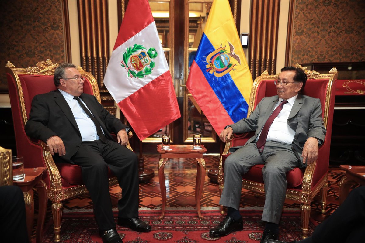 presidenciaperu's tweet photo. El presidente José María Balcázar, acompañado del canciller Hugo de Zela, sostuvo en Palacio de Gobierno una audiencia con el embajador del Ecuador, Galo Yepez Holguín, con quien abordó los principales temas de la agenda bilateral, reafirmándose el compromiso con el fortalecimiento de la cooperación entre ambos países, priorizándose el bienestar de sus poblaciones fronterizas.
El presidente Balcázar, junto con el embajador Yepez, coincidieron en la necesidad de avanzar hacia un marco bilateral de cooperación reforzado para forjar una respuesta articulada y sostenida frente a las inundaciones y eventos climáticos, así como para sumar esfuerzos en la lucha contra la delincuencia organizada transnacional, con especial énfasis en lograr un acuerdo que permita enfrentar en forma eficiente e inmediata a la minería ilegal en las áreas de frontera.
Finalmente, el presidente Balcázar destacó los avances en la implementación de la Declaración Presidencial aprobada en Quito en diciembre pasado en materia de Gestión Integrada de Recursos Hídricos y remediación de cuencas transfronterizas, y reafirmó el compromiso del Perú para seguir priorizando los temas de interés común en la programación del Encuentro Presidencial y XVII Gabinete Binacional de Ministros con el Ecuador, a realizarse en el Perú el próximo mes de octubre.
