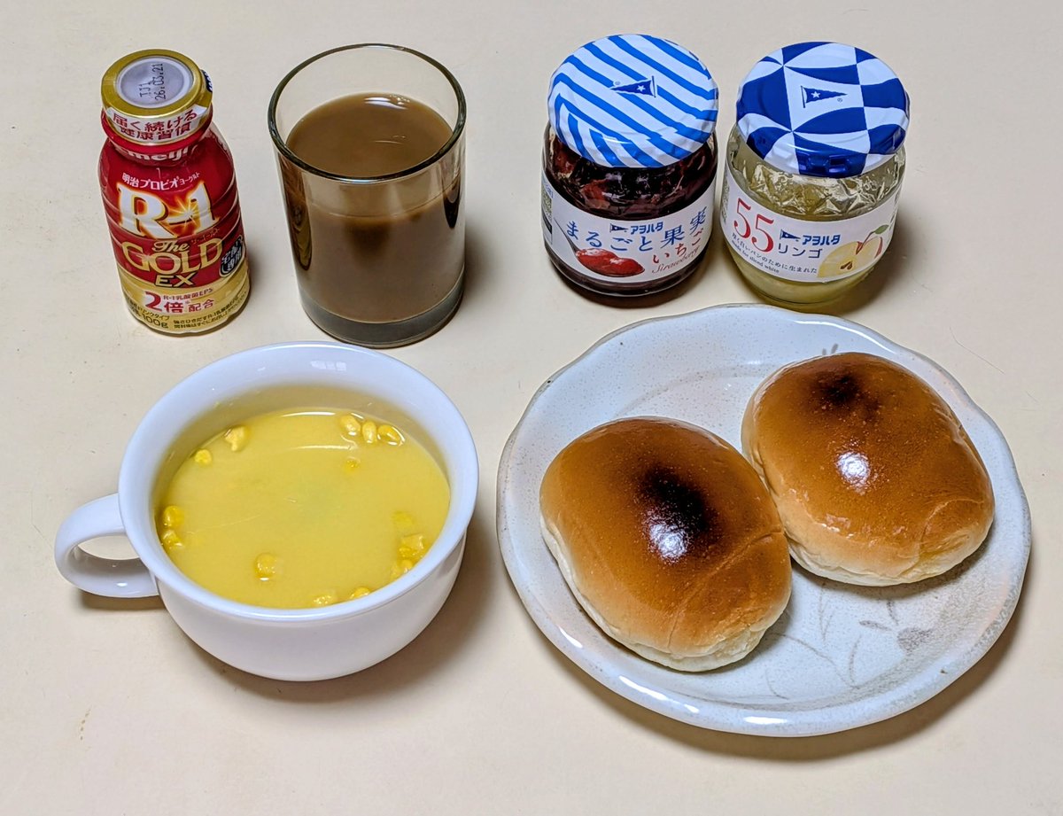 ko2_fukuchan's tweet image. おはようございます⛅️
3/10信州の田舎街
最低気温-2℃
最高気温4℃(予想)
毎日の朝食!!
マーガリン入りのバターロールパンが好きです。
朝はパン派です。
R1も飲んでます!!
#朝食 #パン派