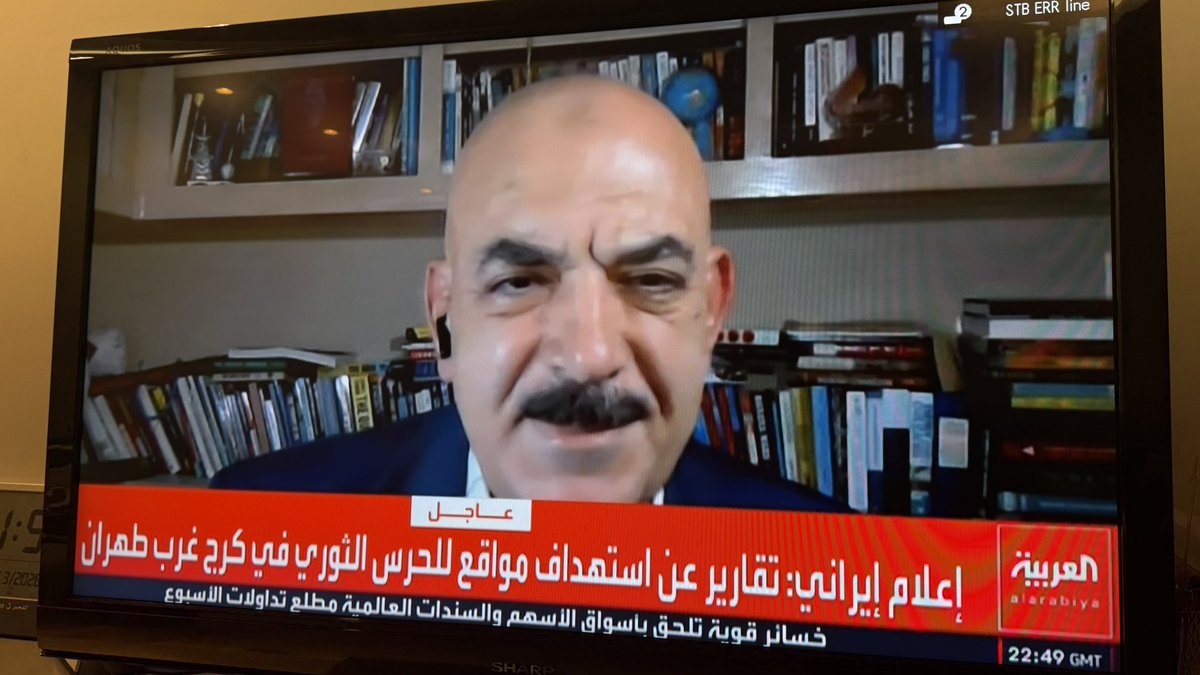 Ansam518's tweet photo. @anasalhajji شفتك قبل شوي عالعربية وقلت لأبي هذا الدكتور مدرسني بحماس! 
دكتور في درس علمتنا إياه ما كان
اقتصاد - بس درس ما راح أنساه، كان عن الإعلام وشلون لازم ما نصدق كل خبر نشوفه وحتى إن كان التصوير واقعي 👌🏼 ومبارك عليك باقي الشهر https://t.co/xJj83AuNaD
