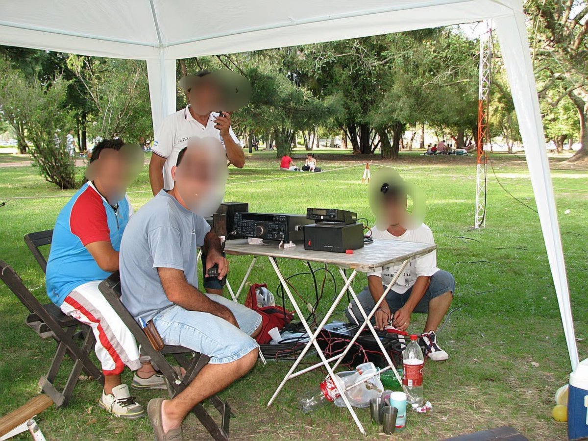 LU6FPJ's tweet photo. Radioaficionados miembros del Radio Club Rosario LU4FM en el Parque Alem. Año 2009 fotos de quien suscribe. https://t.co/4OUeamVM5l