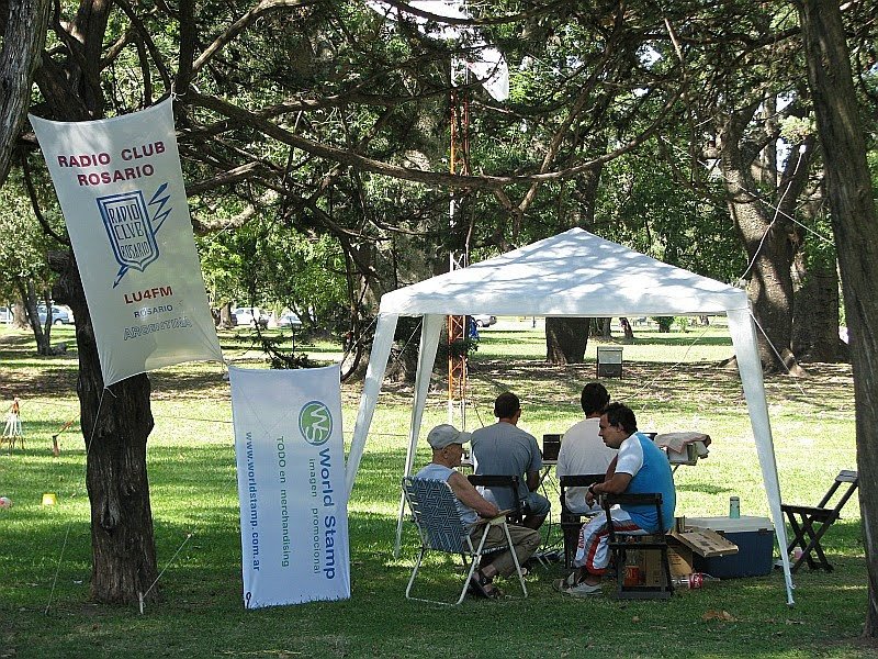 LU6FPJ's tweet photo. Radioaficionados miembros del Radio Club Rosario LU4FM en el Parque Alem. Año 2009 fotos de quien suscribe. https://t.co/4OUeamVM5l
