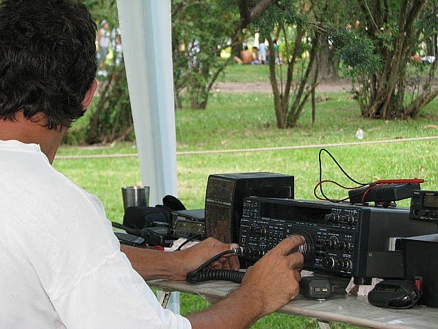 LU6FPJ's tweet photo. Radioaficionados miembros del Radio Club Rosario LU4FM en el Parque Alem. Año 2009 fotos de quien suscribe. https://t.co/4OUeamVM5l
