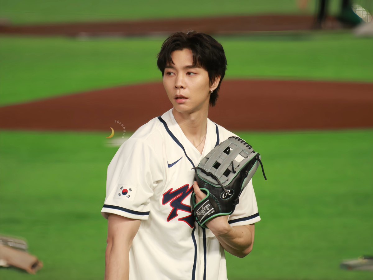 29suhuun's tweet photo. 260308 WBC 시구🐱⚾️
JOHNNY SUH WBC FIRST PITCH 연습 

#JohnnySuhFor2026WBC
#JOHNNY #쟈니 #JohnnySuh #ジャニー  
#WorldBaseballClassic                    
@MLB @MLBKOR @WBCBaseball https://t.co/j6JIQ6aNUF