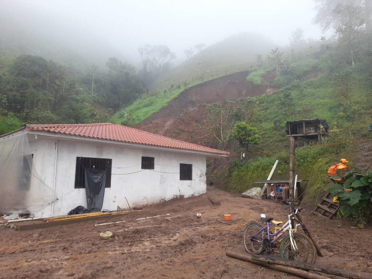 Riesgos_Ec's tweet photo. 📍#Cañar/ Cañar/ Javin

Actualización 

En seguimiento a deslizamiento registrado en el sector de Javin: 

Situación actual:
 • 1 familia afectada conformada por 7 personas, quienes se encuentran en una familia acogiente.
* 1 vivienda afectada
* 1 bien privado afectado (vehículo) 

Todos los miembros se encuentran estables, no existen personas heridas.
 
Acciones realizadas 
* Técnicos de la Secretaría Nacional de Gestión de Riesgos realizaron una inspección y evaluación de la zona 
* Maquinaria se encuentra realizando labores de limpieza en la zona, 
* Desde @Riesgos_Ec nos mantenemos en monitoreo.
✔️ Manténgase informado por fuentes oficiales 

#ElNuevoEcuador