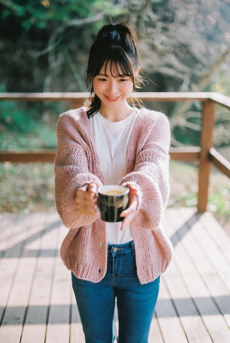 ryobizyoAI's tweet photo. 【木漏れ日のテラスと、ピンクニットの彼女が差し出す少し熱めのコーヒー】

澄んだ空気が心地よいテラスに出ると、ピンクのニットを着た彼女が「はい、どうぞ」と恥ずかしげに、マグカップを差し出してきた。少し寝癖の残るポニーテールと、湯気越しに向けられる満面の笑み。「熱いから気をつけてね」と笑うその声を聞くだけで、どんな高級なカフェのコーヒーよりも心が満たされていく。この特等席の朝時間は、誰にも譲れない。