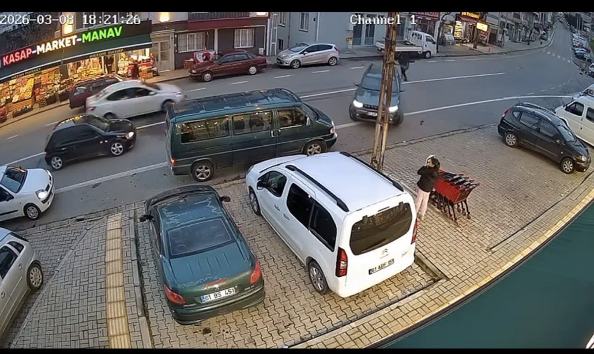 <a href="/ensonhaber/">ENSONHABER</a> Buda geniş açısı. Siyaha araba durmuş çıkan araca yol veriyor. Beyaz araba çok zeki olduğu için sollamanın yasak olduğu yerde hepsini sollamaya çıkıyor.