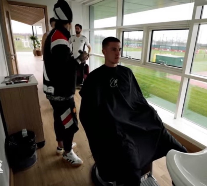 🚨 Benjamin Šeško was getting a haircut when Manuel Ugarte walked in.

🗣️ Šeško: “Manu, Licha is next.”

The nutritionist said Šeško was joking but Ugarte still left. 😂

🗣️ Šeško: “I have to make them wait because the last time we got haircuts, I had to wait for those three