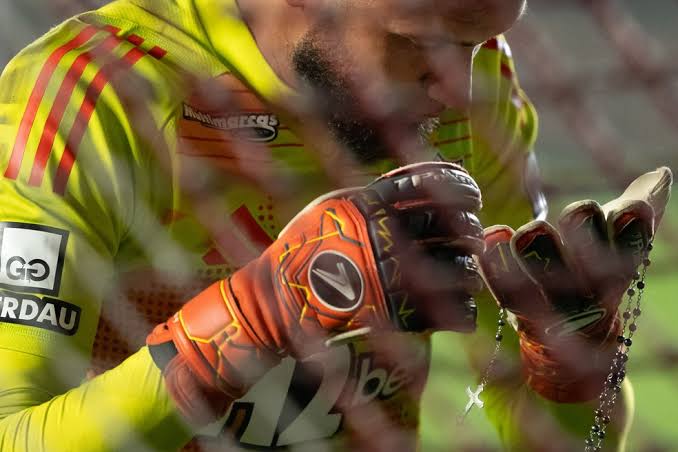 RaiqueTavares's tweet image. "ah pq o Everson é católico e começou a briga, agrediu outro jogador, blablabla"

Vcs precisam parar de achar que todo Cristão é obrigado a ser um monge franciscano 

Cristão erra e peca igual qualquer um. Everson provavelmente vai se arrepender, se confessar, e será perdoado.