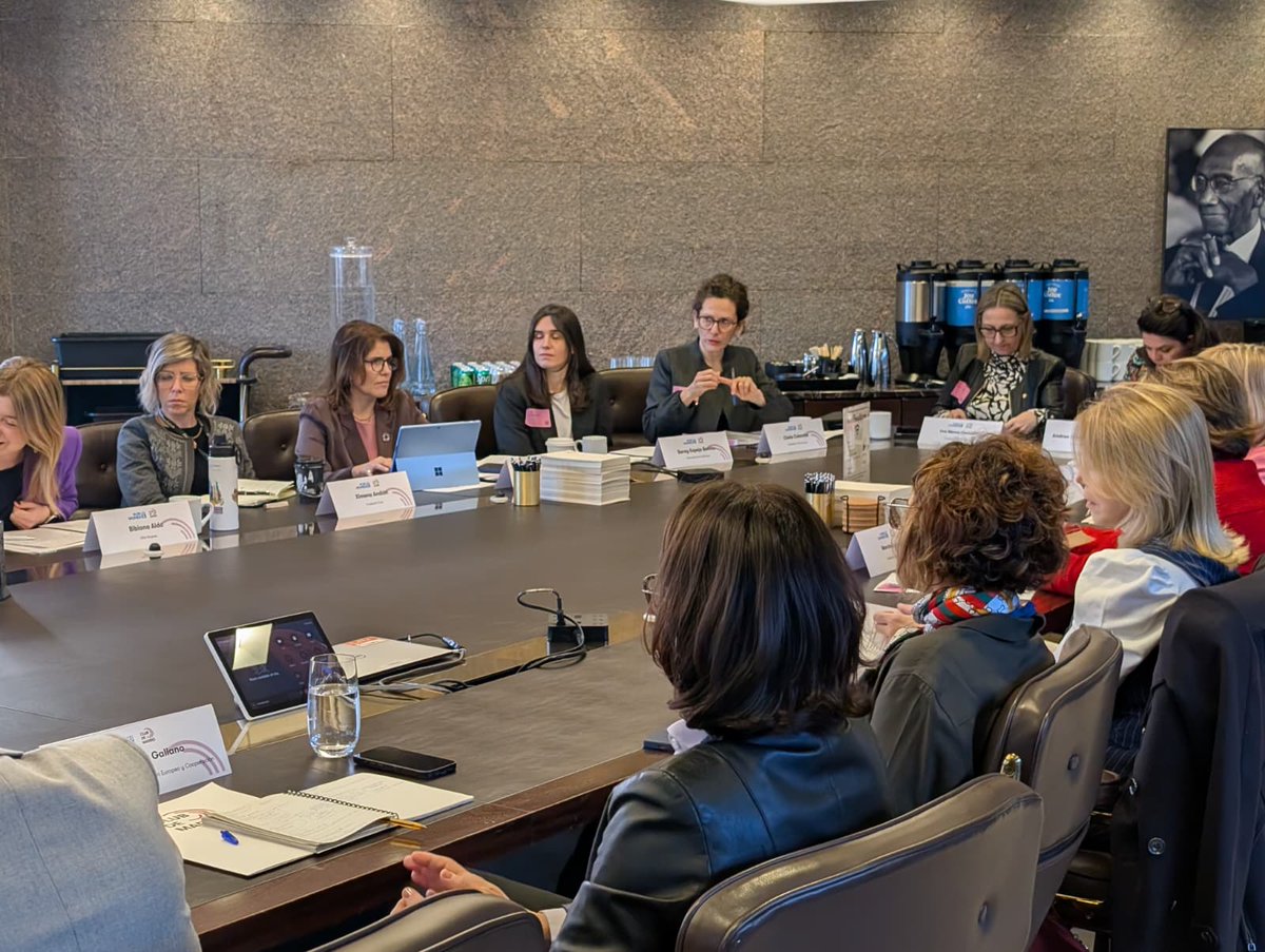 AgendaCAF's tweet photo. El primer espacio de participación de CAF en la Comisión de la Condición Jurídica y Social de la Mujer #CSW70 contó con la intervención de nuestra gerenta de Género, Inclusión y Diversidad, @AnaBaiardi6, en la sesión “Connecting Leadership and Regional Action”, organizada por @UN_Women y @ClubdeMadrid, realizada en la sede de @FordFoundation.

Durante el diálogo, se destacó la importancia de fortalecer el liderazgo de las mujeres como un componente clave para avanzar hacia sociedades más igualitarias. 

En ese contexto, Baiardi subrayó el rol de CAF en el proceso: “El papel de la banca de desarrollo es importante cuando queremos fortalecer los liderazgos de las mujeres en todos los niveles, partiendo de lo local, y abriendo espacios en todas las agendas, en especial en lo que respecta a la agenda económica”.

El encuentro permitió conectar liderazgo y acción regional, y reforzar alianzas entre gobiernos, organismos internacionales y actores estratégicos para seguir impulsando una agenda de igualdad en América Latina y el Caribe.