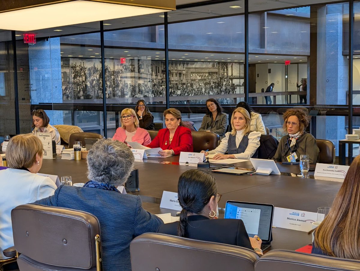 AgendaCAF's tweet photo. El primer espacio de participación de CAF en la Comisión de la Condición Jurídica y Social de la Mujer #CSW70 contó con la intervención de nuestra gerenta de Género, Inclusión y Diversidad, @AnaBaiardi6, en la sesión “Connecting Leadership and Regional Action”, organizada por @UN_Women y @ClubdeMadrid, realizada en la sede de @FordFoundation.

Durante el diálogo, se destacó la importancia de fortalecer el liderazgo de las mujeres como un componente clave para avanzar hacia sociedades más igualitarias. 

En ese contexto, Baiardi subrayó el rol de CAF en el proceso: “El papel de la banca de desarrollo es importante cuando queremos fortalecer los liderazgos de las mujeres en todos los niveles, partiendo de lo local, y abriendo espacios en todas las agendas, en especial en lo que respecta a la agenda económica”.

El encuentro permitió conectar liderazgo y acción regional, y reforzar alianzas entre gobiernos, organismos internacionales y actores estratégicos para seguir impulsando una agenda de igualdad en América Latina y el Caribe.