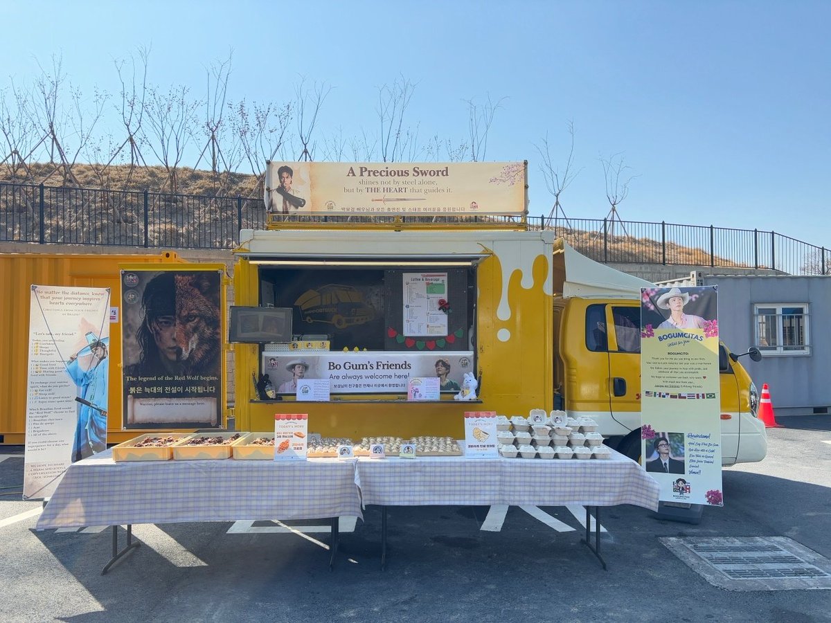 PortalParkBoGum's tweet photo. O Portal em parceria com a fanpage Bogumcitas enviou um coffee truck para o set de filmagem de "THE SWORD: Rebirth of The Red Wolf" em que Bo Gum é protagonista. O apoio foi entregue no dia 07/03 às 11h na KR e às 23h de 06/03 no BR.

#ParkBoGum #박보검 #朴寶劍 #パクボゴム https://t.co/9zSWWwTVTK
