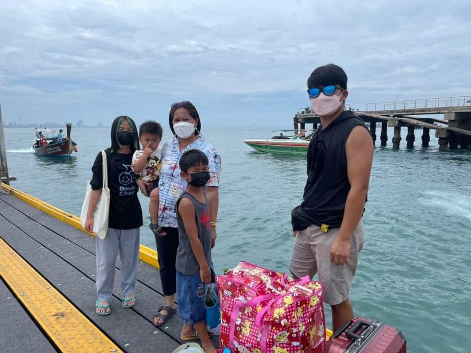 sunan1315's tweet photo. คิดถึงเมื่อหลายปีที่ผ่านมา พากันไปเที่ยว ยืนรอเรือมารับข้ามเกาะ 😍😍
#คนอุดร 
#เกาะล้าน 
#จังหวัดอุดรธานี 
#sunan 
@sunan1315 https://t.co/VdH1HHDMiH
