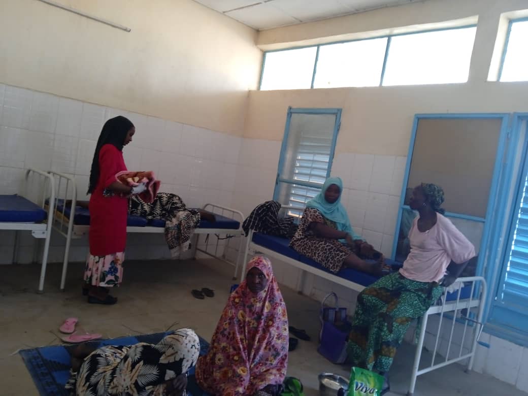 ong_adesa77234's tweet image. À N'Guigmi, le PRECAN remet des kits d'accouchement et sensibilise les mamans à l'allaitement maternel pour protéger chaque nouveau-né. #ADESA #PRECAN #AllaitementMaternel #SantéMaternelle #NGguigmi #RésilienceCommunautaire