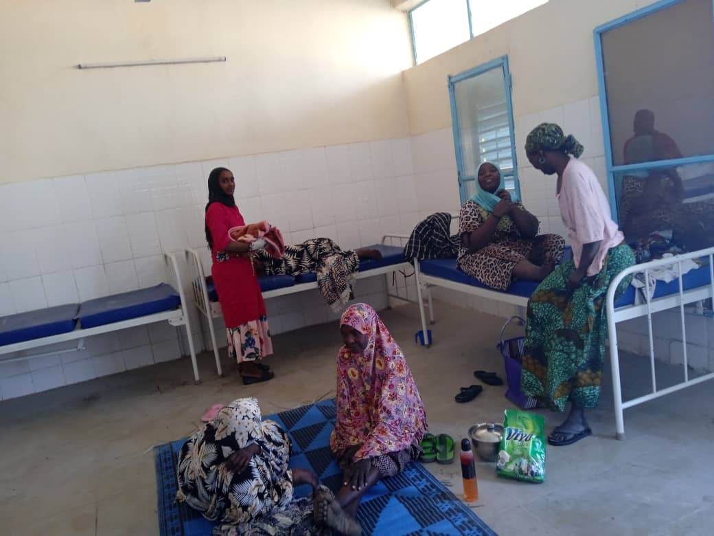 ong_adesa77234's tweet image. À N'Guigmi, le PRECAN remet des kits d'accouchement et sensibilise les mamans à l'allaitement maternel pour protéger chaque nouveau-né. #ADESA #PRECAN #AllaitementMaternel #SantéMaternelle #NGguigmi #RésilienceCommunautaire