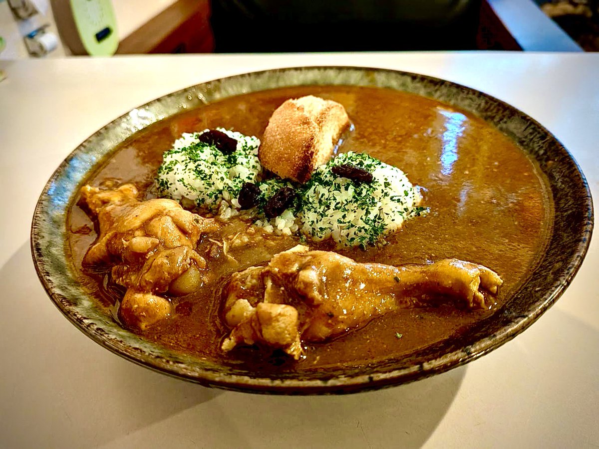 🐸公式キャラクター
『モヒカレーマン』
満を持して参上！

「みんな、モヒカレーを食べよう！」

今後の活躍お楽しみに✨🐸

【絵】蚊帳さん
#喫茶蛙や木 ＃モヒカレー #モヒカレーマン
