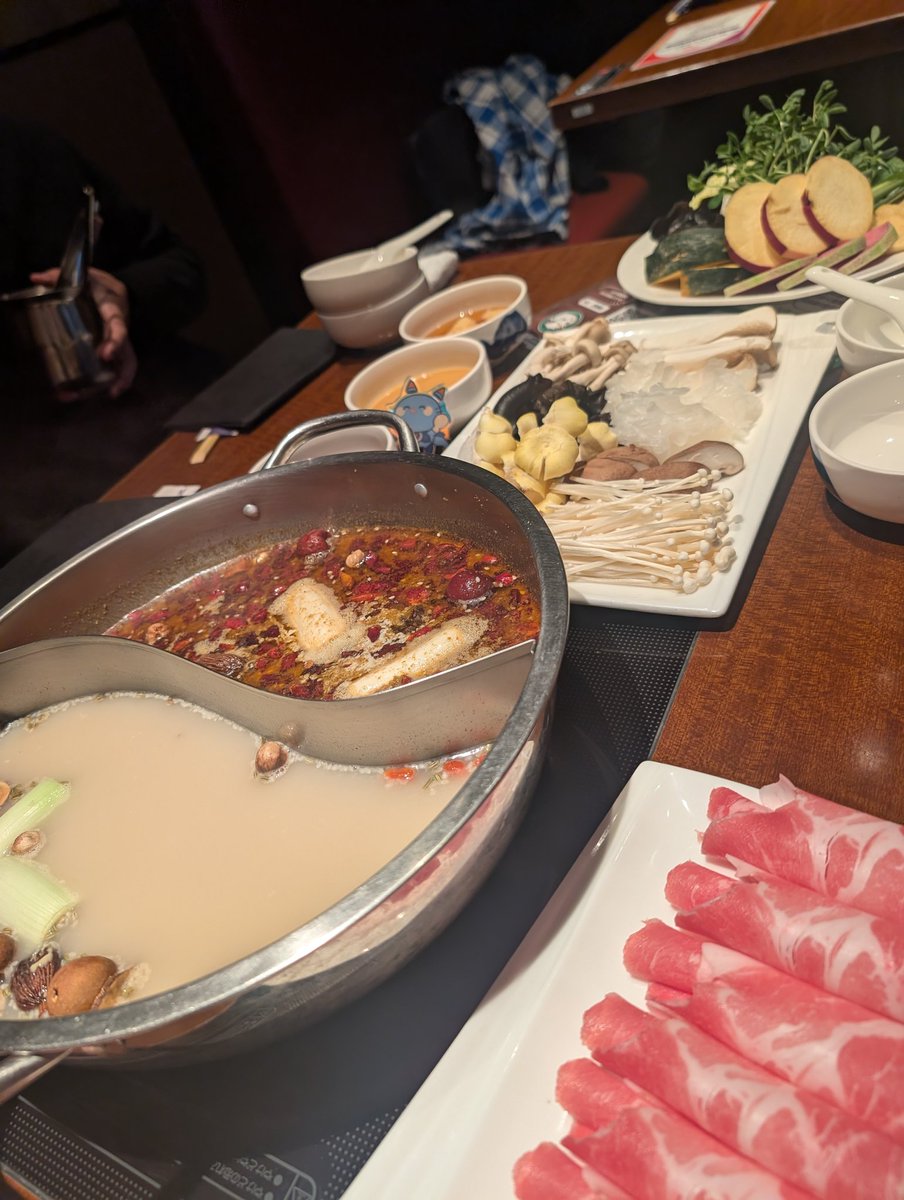 mjs_sol_1's tweet photo. お疲れさまです🌰
先日、火鍋を食べに行きました〜
今日みたいな寒い日にピッタリですね☃️
激辛はひよってしまいましたが、
次は挑戦します！！笑🔥🔥🔥

#火鍋
#企業公式つぶやき部 https://t.co/iE7quCMiCF