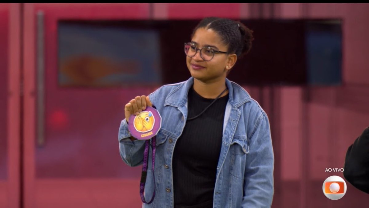 comentwei's tweet photo. Jonas: “Coloca a medalha por favor”
Milena: “Não vou colocar, vai ficar aqui na minha mão”
Tadeu: “Não Milena, você tem que colocar sim!”

NEM O TADEU AGUENTA ESSA TIDINHA DOS INFERNOS, NÃO RESPEITA NINGUÉM! https://t.co/4kM3g45kCJ