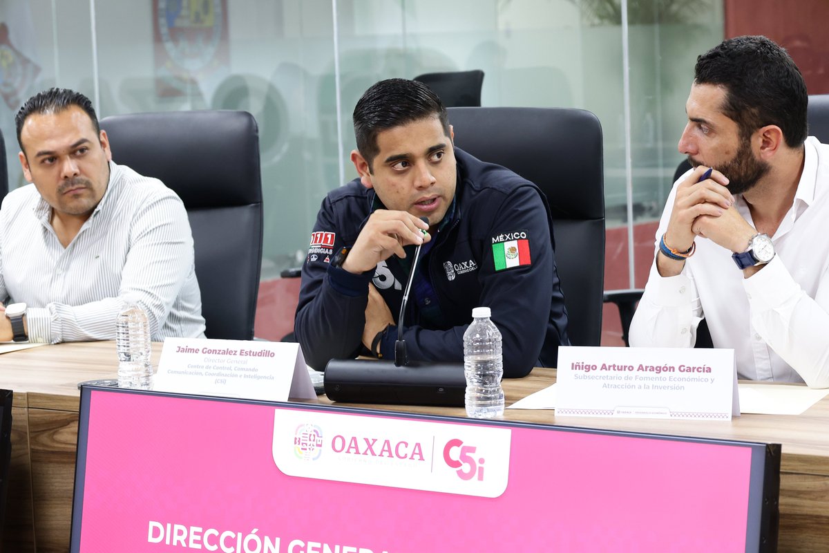 C5i_Oaxaca's tweet photo. Por indicación de nuestro Gobernador, el Ing. Salomón Jara Cruz (@salomonj) y con la participación de personal de la Secretaría de Desarrollo Económico Oaxaca (@DesEconomicoOax)  y de la @PABIC_GobOax, en el @C5i_Oaxaca  se realizó una reunión con representantes del sector empresarial de la Zona Metropolitana.

Nuestro Director General, Jaime González Estudillo (@jaimeglezest) , presentó el funcionamiento de las líneas de emergencia 9-1-1 y 089 Denuncia Anónima.

Este encuentro permitió reforzar la coordinación con el sector empresarial y promover el uso responsable de las herramientas tecnológicas con las que cuenta el C5i Oaxaca, con el objetivo de contribuir a la prevención del delito y fortalecer las acciones en favor de la seguridad de las y los oaxaqueños. 

@GobOax @SSPC_GobOax