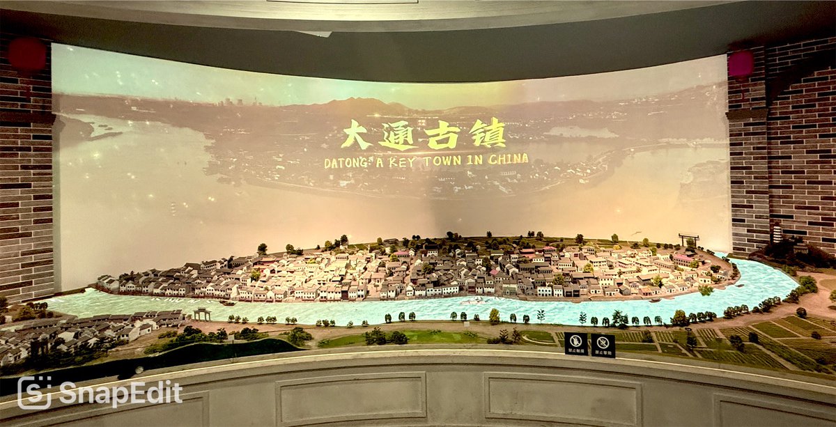 glgjnj's tweet photo. 铜陵大通古镇，自明清以来便是江南重要的商贸集散地。她依托长江水运，盐业、粮食、木材、茶叶、丝绸等在此汇聚，商贾云集，号称“江上小南京”。
古镇的糕点铺里，桂花糕、米粉圆子香甜软糯；腌制的鸡鸭鱼类，咸香扑鼻。大通古镇的民俗文化丰富多彩。庙会、灯会、婚嫁习俗皆保留着浓厚的传统色彩。 https://t.co/2ugHU07GtK