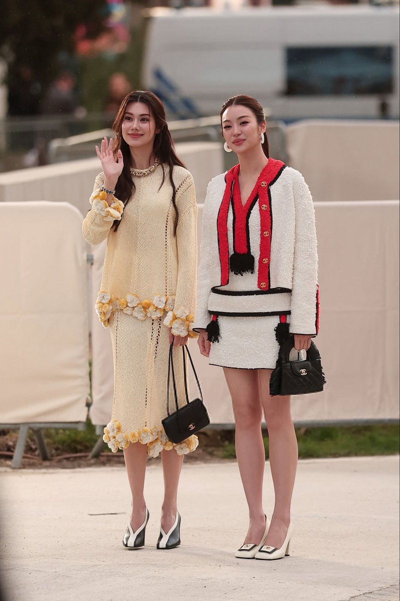 สวยเริ่ดเวอร์ เสิร์ฟโมเมนต์ของ 2 สาว "ลีน่า" <a href="/lena__lorena/">Lalinalena 🦋</a> "หมิว" <a href="/miunatshaa/">Natsha T.🧸</a> ในฐานะแขกคนสาคัญของแบรนด์ Chanel ที่บินลัดฟ้าไปปารีสครั้งแรก เพื่อร่วมชมแฟชั่นโชว์ Chanel Fall Winter 2026 ที่จัดขึ้น ณ ปารีส ฝรั่งเศส สวยลูกคุณหนูเว่อร์ 🦋🐻

LENAMIU AT CHANEL PFW #CHANELFW26xLenaMiu